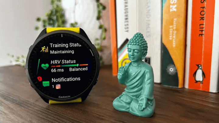 หน้าจอแสดงข้อมูลการฝึกซ้อมแบบเรียลไทม์บน Forerunner 965 ที่แสดงระยะทาง, ความเร็ว, และอัตราการเต้นของหัวใจ