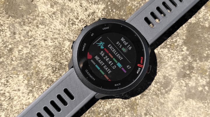 ฟีเจอร์การวิ่งการติดตามประสิทธิภาพและอัตราการเต้นของหัวใจ