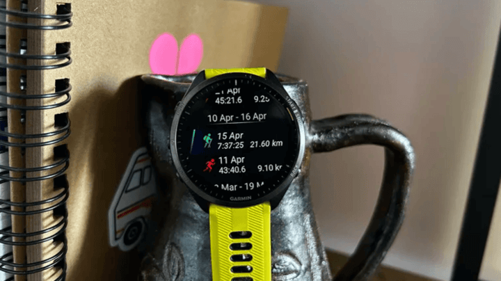 หน้าจอแสดงฟังก์ชันการวิ่งบน Forerunner 965 ที่แสดงข้อมูลระยะทาง, เวลา, ความเร็ว และอัตราการเต้นของหัวใจ