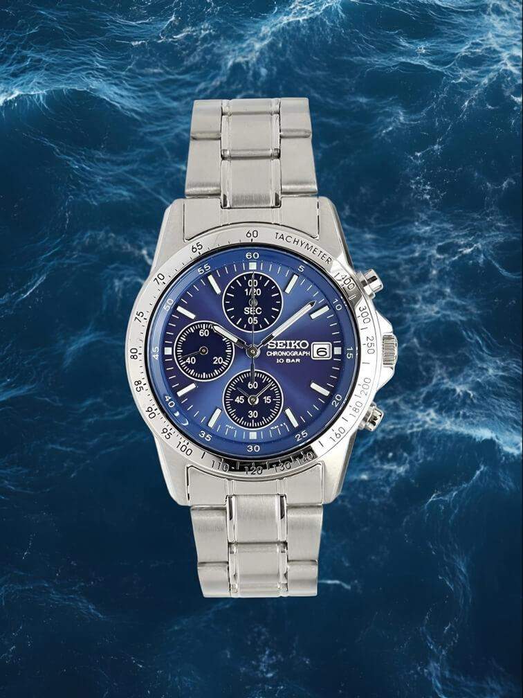 นาฬิกาโครโนกราฟสีเงินพร้อมหน้าปัดสีน้ำเงินที่โดดเด่น ผสมผสานความสง่างามและความแม่นยำ