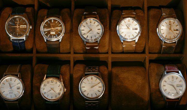 กล่องสะสมที่เต็มไปด้วยนาฬิกา Seiko หลายรุ่น แสดงถึงการออกแบบและงานฝีมือที่มีเอกลักษณ์