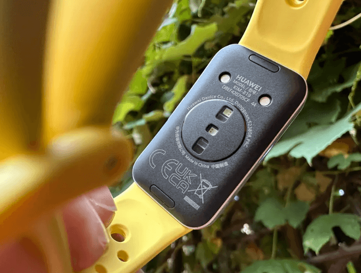 เซ็นเซอร์บน Band 9 สำหรับตรวจวัดสุขภาพ เช่น อัตราการเต้นของหัวใจและระดับออกซิเจนในเลือด