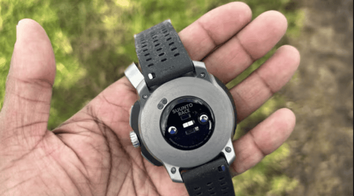 เซ็นเซอร์ที่แม่นยำในการติดตามข้อมูลต่างๆ เช่น อัตราการเต้นของหัวใจ การเคลื่อนไหว และสภาพแวดล้อม