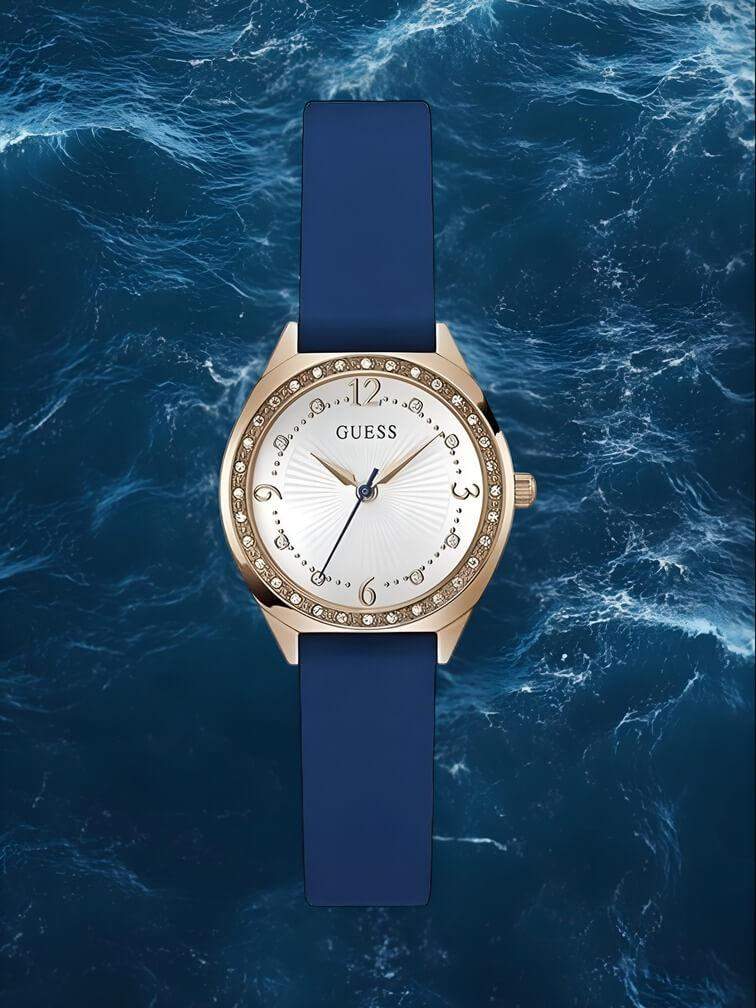 รุ่นตัวเรือนทองคำ หน้าปัดสีขาว และสายซิลิโคนสีน้ำเงิน ดีไซน์หรูหราและทันสมัย เหมาะสำหรับทุกลุค