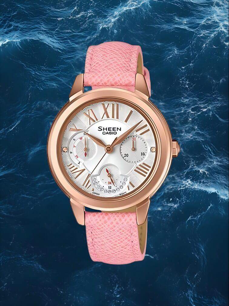 นาฬิกากรอบทอง หน้าปัดขาว สายหนังสีชมพู มีโครโนกราฟ 3 ตัว สไตล์หรูหราและฟังก์ชันครบครัน