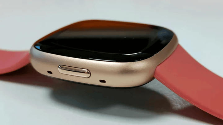 ดีไซน์ด้านหน้าของ Versa 4 พร้อมหน้าจอสัมผัสขนาดใหญ่และสายซิลิโคนที่สะดวกสบาย เหมาะสำหรับการใช้งานในชีวิตประจำวันและการออกกำลังกาย