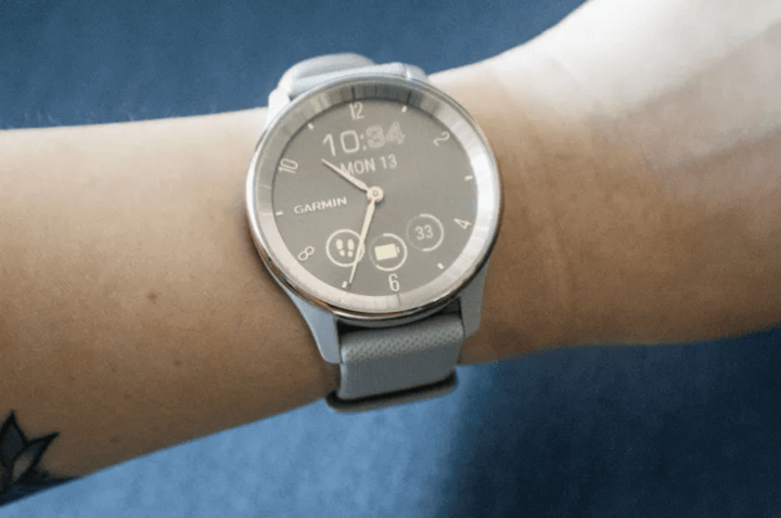 ฟีเจอร์สมาร์ท เช่น การติดตามสุขภาพ, การแจ้งเตือนจากสมาร์ทโฟน และการควบคุมเพลง