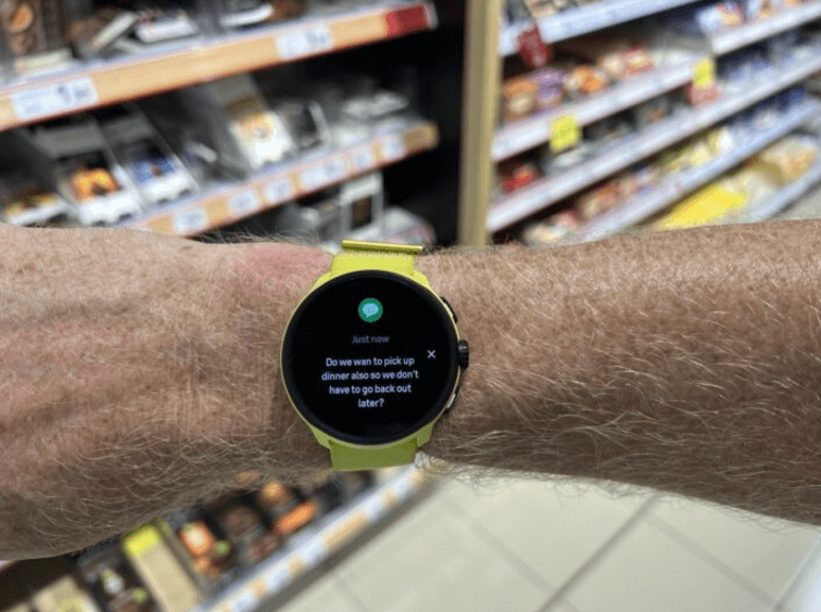 ฟีเจอร์แจ้งเตือนจากสมาร์ตโฟนขรับข้อความ การโทร และการแจ้งเตือนแอปต่าง ๆ ได้โดยตรงบนข้อมือ