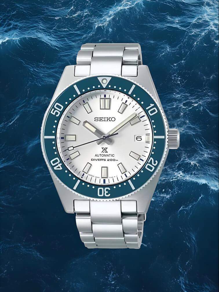 นาฬิกาตัวเรือนสีเงิน หน้าปัดสีขาวและขอบเบซิลสีน้ำเงิน ดีไซน์เรียบหรูและคลาสสิก เหมาะสำหรับทุกโอกาส