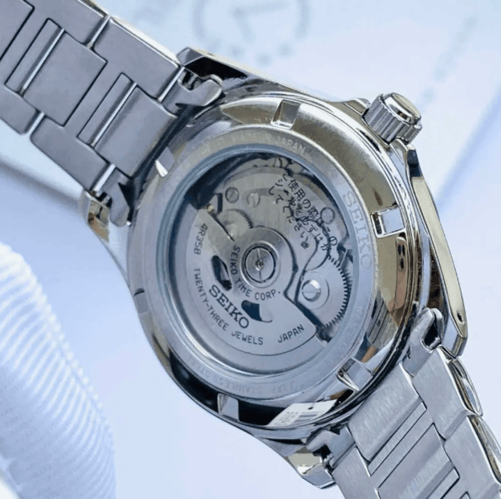 รุ่นอัตโนมัติของนาฬิกา Spirt แสดงความแม่นยำและความสง่างามในสภาพแวดล้อมการทำงาน