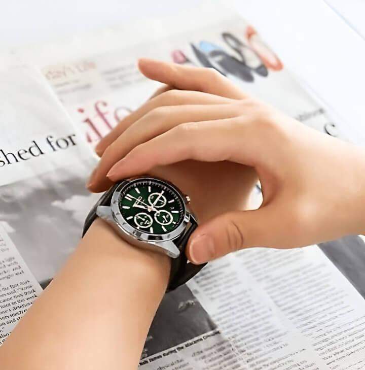 ผู้หญิงมืออาชีพสวมใส่นาฬิกาโครโนกราฟ Spirt สีเขียวที่ทำงาน แสดงถึงสไตล์และฟังก์ชันการใช้งานในสภาพแวดล้อมทางธุรกิจ