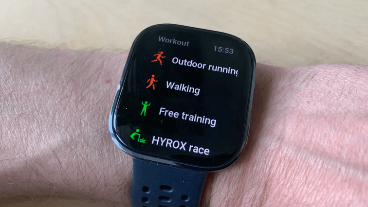 แสดงโหมดกีฬาหลากหลาย เช่น วิ่ง ปั่นจักรยาน และโยคะ เหมาะสำหรับติดตามกิจกรรมและการออกกำลังกายประจำวัน