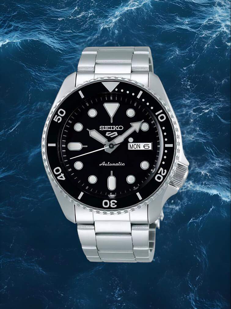 นาฬิกาตัวเรือนเงิน ขอบสีดำและหน้าปัดสีดำ ดีไซน์หรูหราและทันสมัยเหมาะกับทุกโอกาส