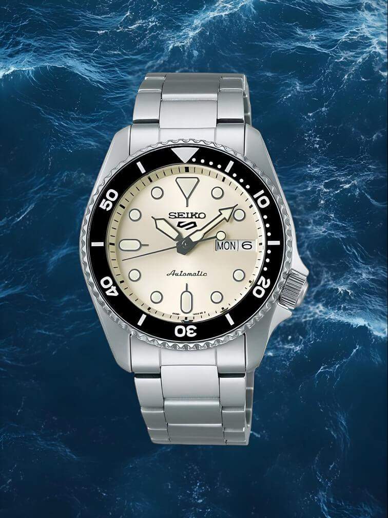 นาฬิกาทรงสปอร์ตสไตล์สีเงินมันวาว หน้าปัดขาวสะอาดตากับขอบสีดำสุดเท่ ที่ดูดีในทุกโอกาส