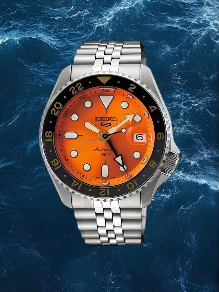 นาฬิกาตัวเรือนเงิน ขอบสีดำและหน้าปัดสีส้ม สะท้อนความโดดเด่นและความมีสไตล์ในทุกการใช้งาน