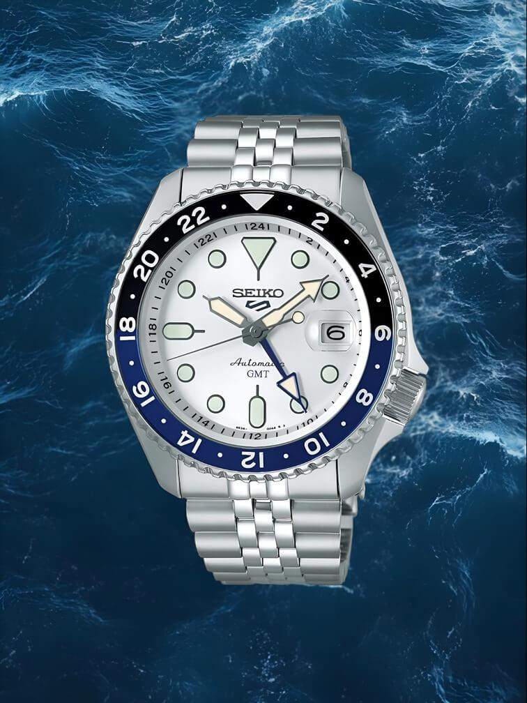 นาฬิกาตัวเรือนเงิน ขอบสีดำ-น้ำเงินเข้มและหน้าปัดสีขาว ดีไซน์ที่ดูเรียบง่ายและทันสมัย