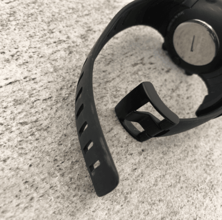 สายรัดทำจากวัสดุ Elastomer ที่แข็งแรงแต่ยืดหยุ่น เหมาะสำหรับการใช้งานที่ท้าทายและสภาพแวดล้อมกลางแจ้ง