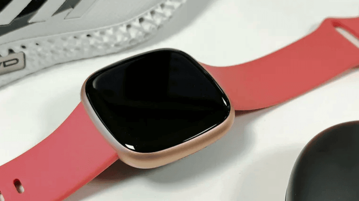 สายซิลิโคนสีชมพูที่มีความยืดหยุ่นและสวมใส่สบาย เหมาะสำหรับการออกกำลังกายและการใช้งานในชีวิตประจำวัน