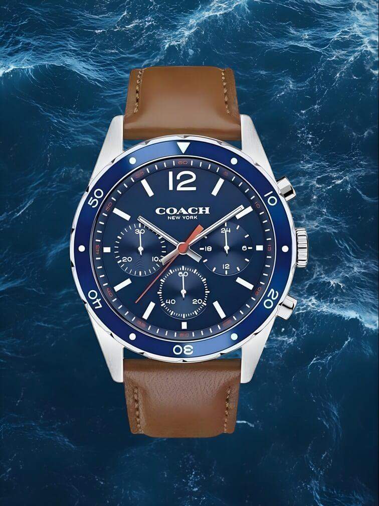 นาฬิกาตัวเรือนสีเงิน หน้าปัดสีน้ำเงินเข้ม สายหนังสีน้ำตาล หรูหราและมีสไตล์