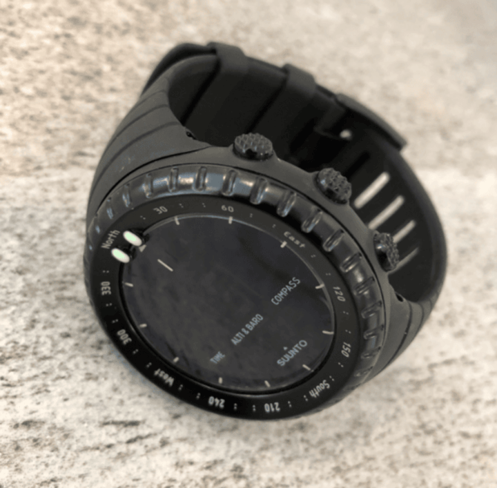 Core นาฬิกาสำหรับกิจกรรมกลางแจ้งที่มีการออกแบบทนทานและฟังก์ชันครบครัน เหมาะสำหรับนักเดินป่าและนักปีนเขา