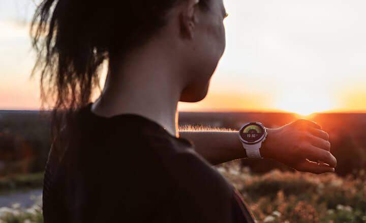 ผู้หญิงสวมสมาร์ทวอทช์แบรนด์ Suunto กลางแจ้ง ขณะทำกิจกรรมกลางแจ้ง ท่ามกลางธรรมชาติ