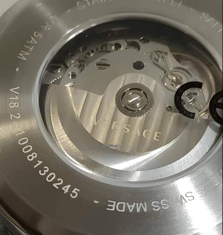 ภาพซูมใกล้ของนาฬิกา Versace ที่ใช้กลไกสวิส โดดเด่นด้วยงานฝีมือสุดหรูและความเที่ยงตรงของเวลาอย่างเหนือระดับ