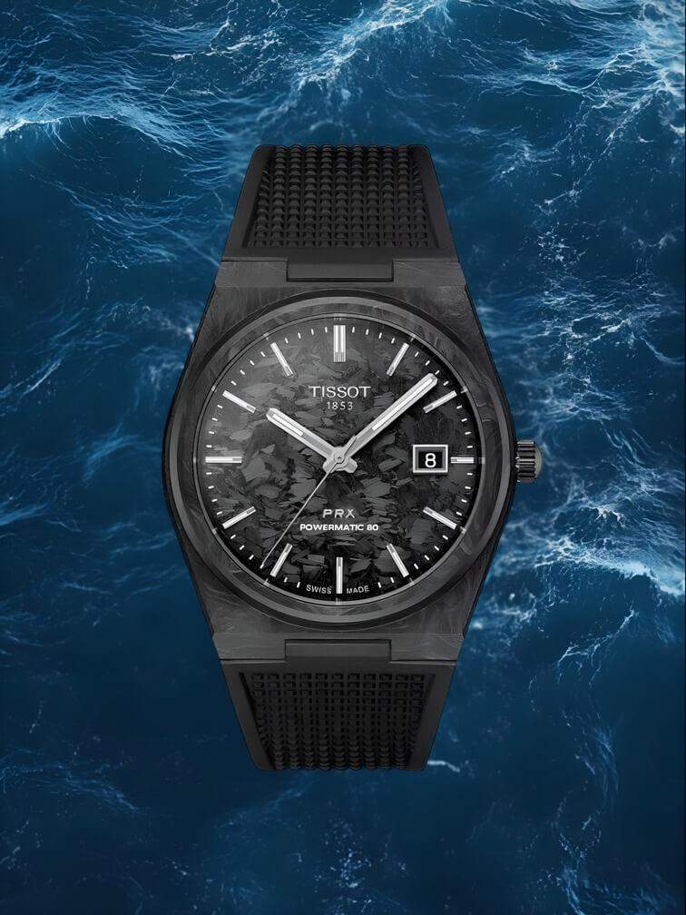 รุ่นสีดำคาร์บอนทั้งหมดพร้อมหน้าปัดสีดำมีลวดลาย เข็มสีเงินเรียบหรู และหน้าจอแสดงวันที่แบบมินิมอล ผสมผสานความทันสมัยและความโดดเด่นอย่างมีระดับ