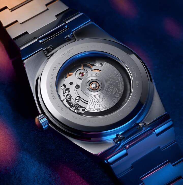 รุ่นที่มีดีไซน์เปิดด้านหลัง แสดงการเคลื่อนไหวทางกลไกที่ซับซ้อนและงานฝีมือที่ปราณีตภายใน เน้นความแม่นยำและความหรูหรา