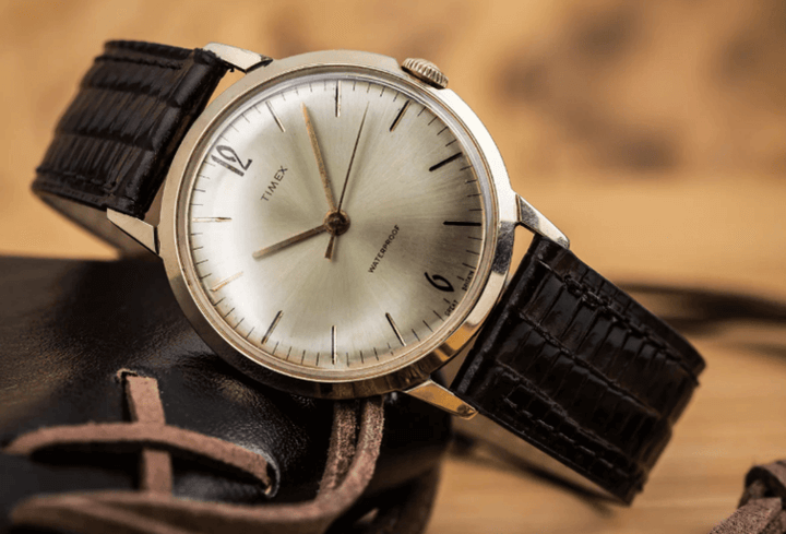 ดีไซน์นาฬิกา Timex Marlin ที่มีความเรียบหรูและคลาสสิก ตัวเรือนสแตนเลสสตีลและหน้าปัดที่สะอาดตา เหมาะสำหรับการสวมใส่ในชีวิตประจำวันและโอกาสพิเศษ