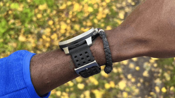 Race สมาร์ตวอทช์ที่สร้างจากวัสดุไทเทเนียมคุณภาพสูง ให้ความทนทานและเบา เหมาะสำหรับการออกกำลังกายและการผจญภัยในทุกสภาพแวดล้อม