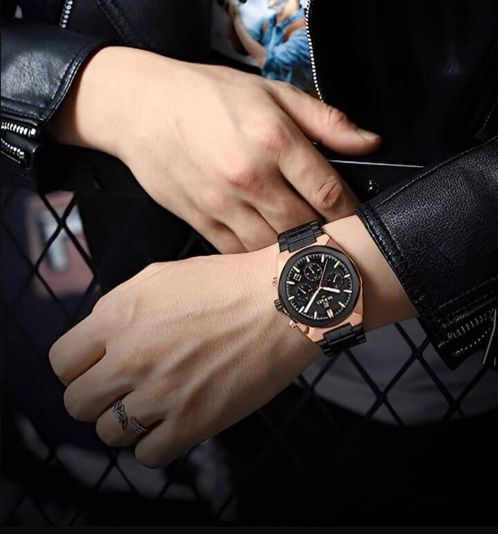 ผู้ชายในแจ็กเก็ตหนังสีดำใส่นาฬิกา Tommy Hilfiger สไตล์หรูในงานสาธารณ