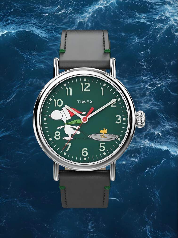 รุ่นหน้าปัดสีเขียว ตัวเรือนเงินกับสายหนังสีดำ