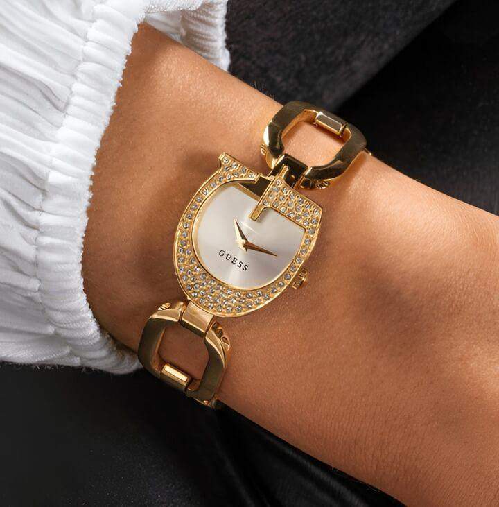 นาฬิกาดีไซน์พิเศษ สีทองพร้อมหน้าปัดสีขาว สวยงามและหรูหรา เสริมลุคให้ดูโดดเด่นในทุกโอกาส