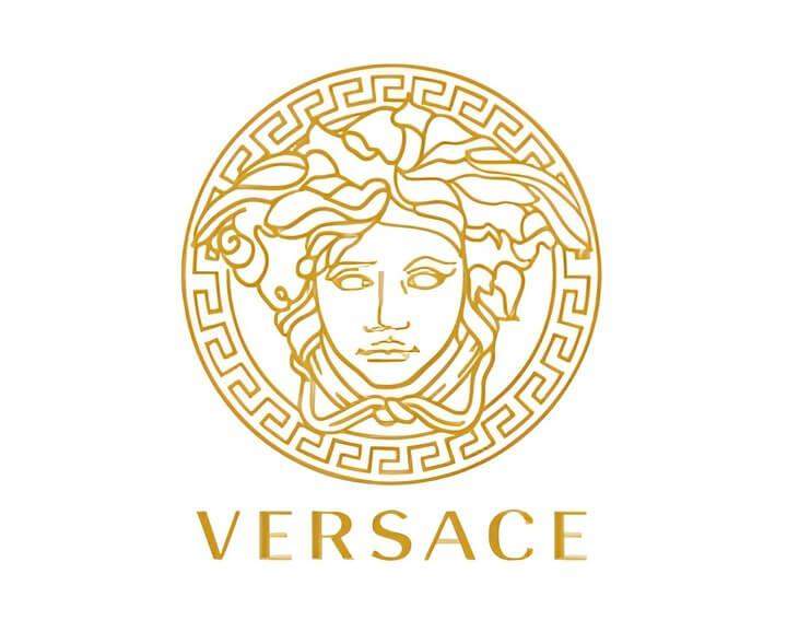 โลโก้ Versace ที่มีศีรษะเมดูซาบนพื้นหลังสีขาว สื่อถึงความหรูหรา อำนาจ และความสง่างามเหนือกาลเวลาในโลกแฟชั่นชั้นสูง