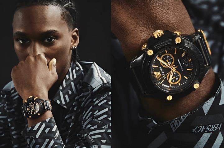 ชายผู้มีสไตล์สวมใส่นาฬิกา Versace สุดหรู โดยมีภาพซูมใกล้ของนาฬิกาทางด้านขวา แสดงให้เห็นถึงการออกแบบที่หรูหราและรายละเอียดที่ประณีต