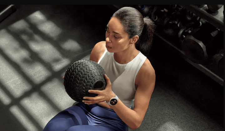 ผู้หญิงใช้ Vivoactive 5 ที่ยิม ติดตามการออกกำลังกายและสุขภาพ