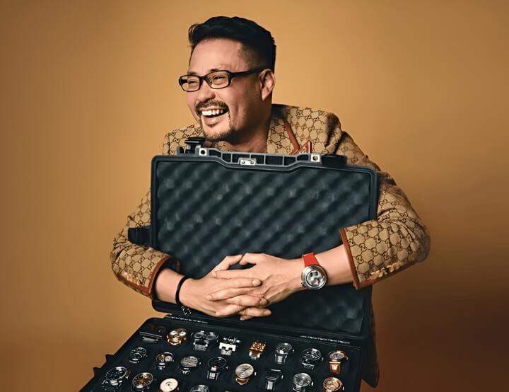 นักสะสมนาฬิกายิ้มแย้มแสดงคอลเลกชันนาฬิกาหายากและวินเทจที่น่าประทับใจ