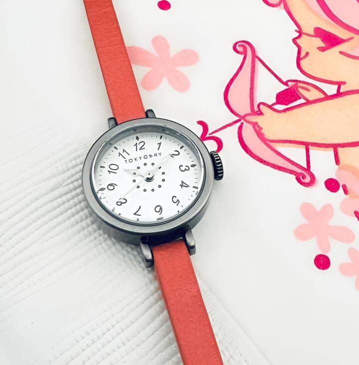 นาฬิกาเช็คถูกเล็งโดยคิวปิด