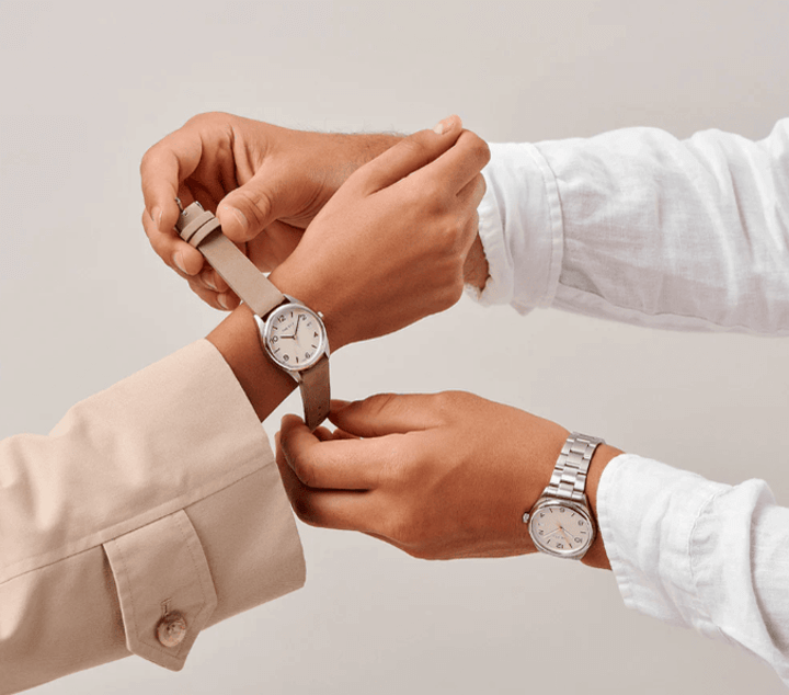 ผู้ชายกำลังมอบนาฬิกาเป็นของขวัญให้ผู้หญิงในโอกาสพิเศษ