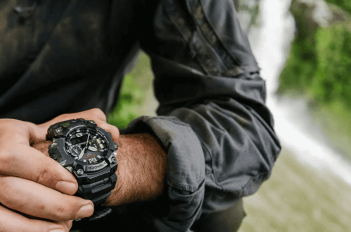 ชายคนหนึ่งสวม G-Shock ขณะอยู่กลางแจ้ง