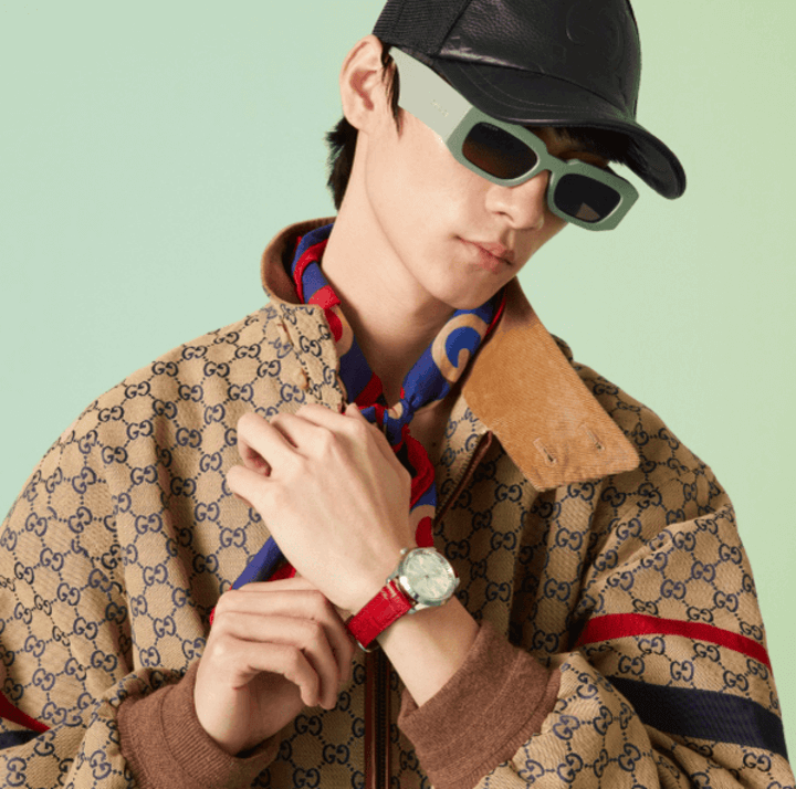 ชายใส่นาฬิกา G-Timeless บนสายหนังสีแดงที่โดดเด่นในดีไซน์หรูหรา