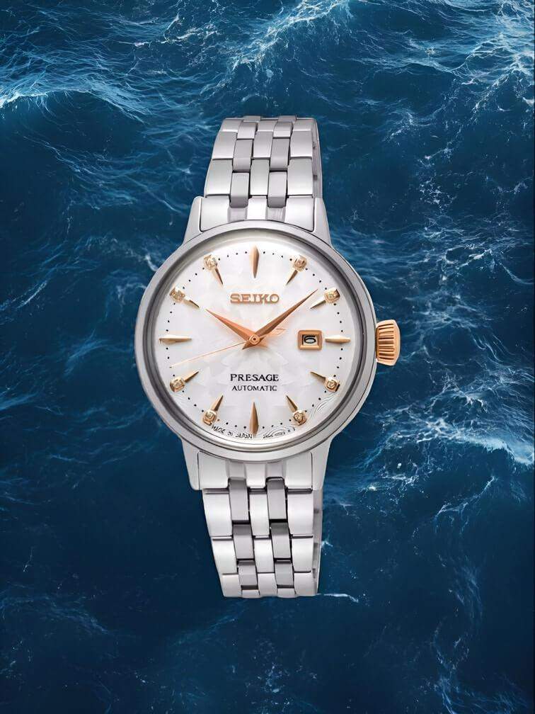 นาฬิกา ตัวเรือนสเตนเลสสีเงิน หน้าปัดสีขาว พร้อมเข็มและองค์ประกอบสีทอง